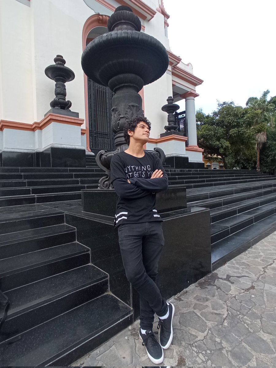 renia_____'s tweet photo. and then there's me ... https://t.co/zJpgdV85mM