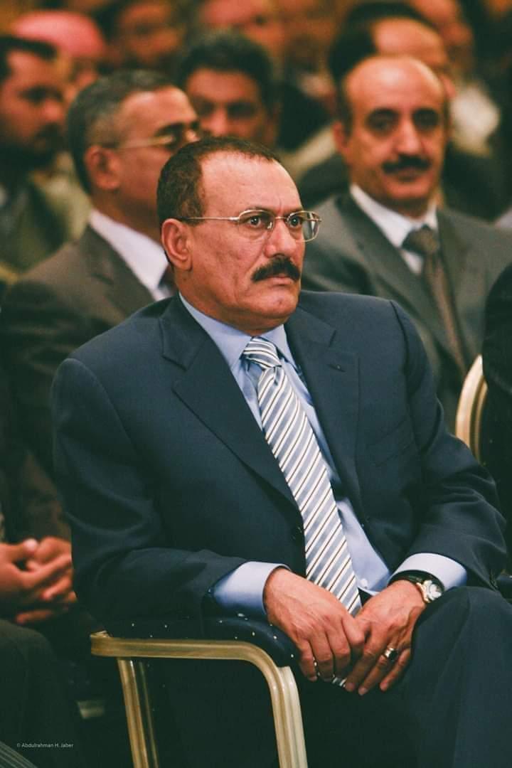 في الذكرى 14 لـ #جريمة_جامع_النهدين، نستذكر القائد الذي خرج من بين النيران ليحقن دماء شعبه. "ولا طلقة حتى لو مت الآن". فرق شاسع بين رجال الدولة وعصابات الغدر. #جريمه_تفجير_مسجد_الرئاسه