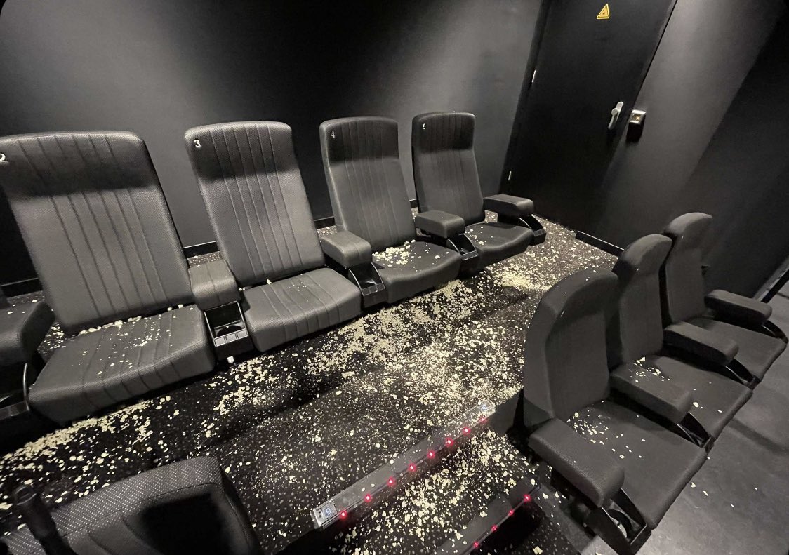 honeydewtown's tweet image. I hate my job sometimes omg… if you do this at a cinema I hate you I’m sorry