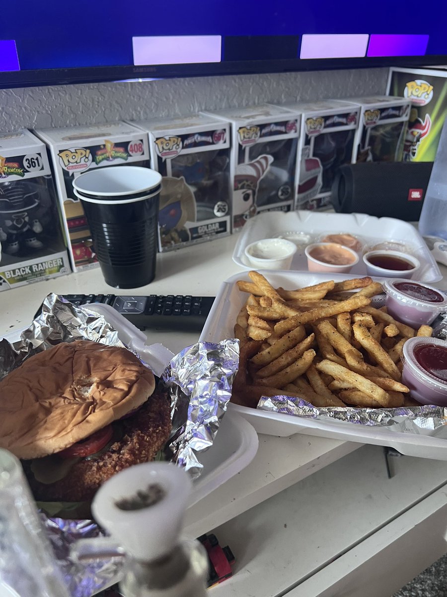 tylerverse_'s tweet photo. High Eats 🫠 @nahshonisbeyond #veganshit https://t.co/hFMcZmsD11