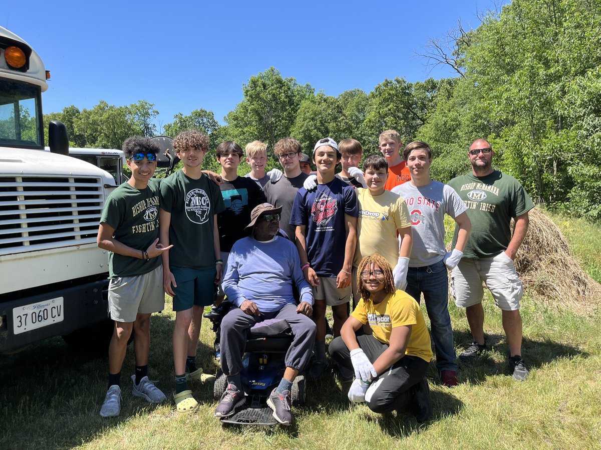 bmchsfootball's tweet photo. What a day! We had our Service project with the Barrie's and Bishop McNamara campus ministry! Our boys had a blast doing what they can to help! #BtB #IrishStrong #BallonBrookmont #Alwayswillingtohelp https://t.co/guivs1iJIG