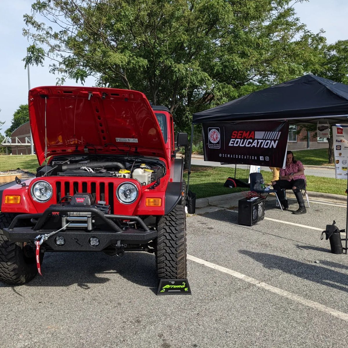TuffyProducts's tweet image. 📷 by @wsfcstodaysclass: Showing off the students work; SEMA High School Build Project Jeep, at the Career Center High School Carnival #SEMA #makingeducationfun semaeducation