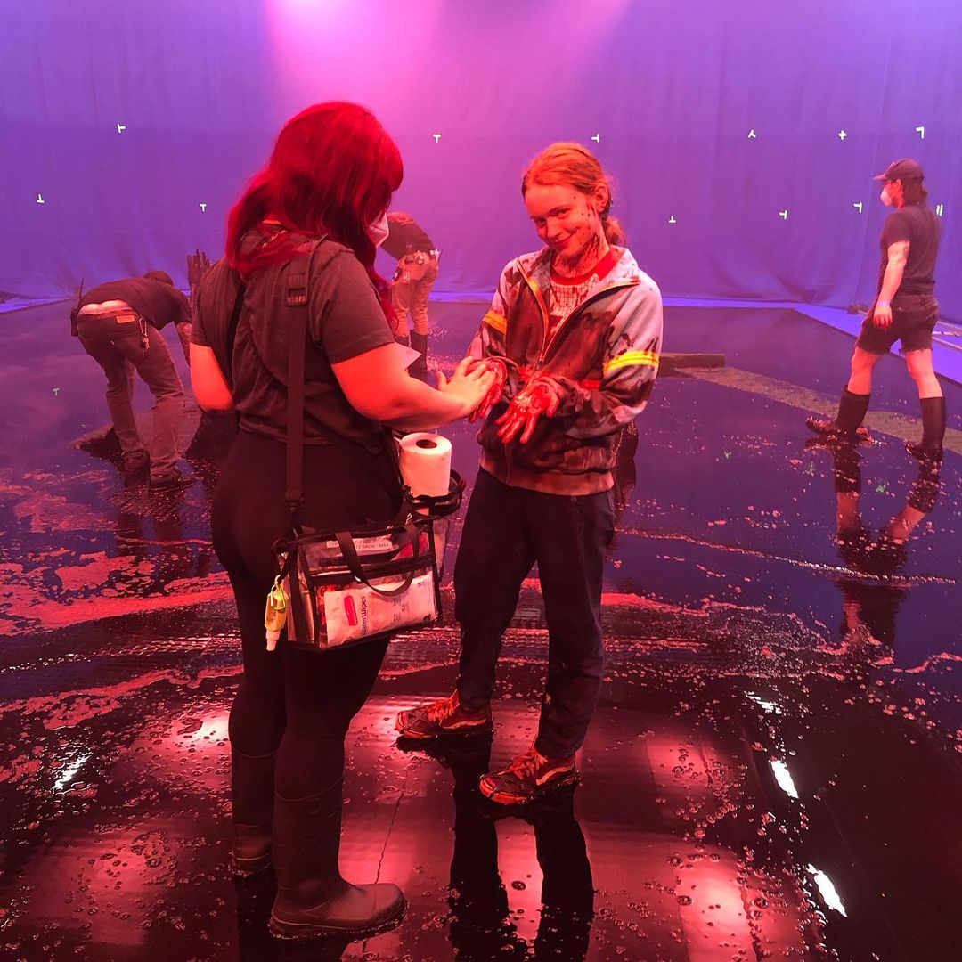 SadieSinkAr's tweet photo. ¡Esta fue LA escena!

📸 | El detrás de cámara del capítulo 4, Dear Billy. (1/2) https://t.co/ysNIifQyfD