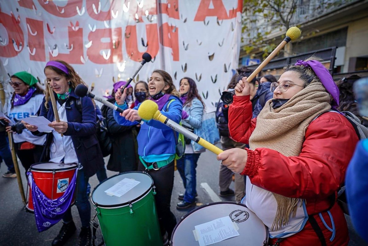 mononagutierrez's tweet photo. A 7 años de la primera movilización, las trabajadoras volvimos a llenar las calles.

¡Vivas, libres y desendeudadas nos queremos! 💜✌🏼

@utectera @angegraciano 

#NiUnaMenos https://t.co/8DkNeJ9nZD