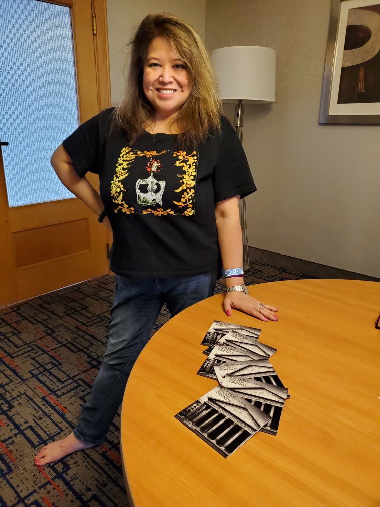 VickyVictoriaG's tweet photo. Hey #SPNCHI stop by @jasonmanns table and get the latest #CoversWithFriends #LiveFromRome. I may have picked up a few copies. Oh and this table is really short. Or I just grew a foot. @WinRanger https://t.co/U5rdUvek1Z