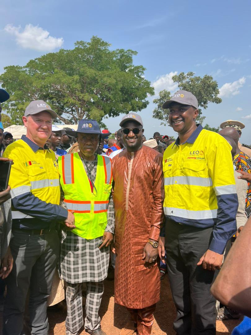 C’est avec joie que j’ai procédé avec les DG de Leo Lithium et Lithium Mali SA au lancement des travaux de construction du projet de Lithium de Goulamina, 1ère mine de lithium en Afrique de l’Ouest  exploitable sur 20 ans qui fera du Mali 🇲🇱 3ème producteur mondial de lithium.