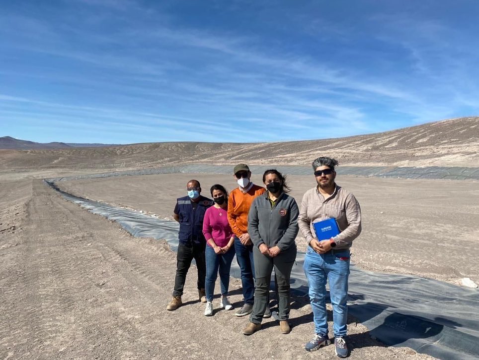 MuniSierraGorda's tweet photo. 📌Hoy recibimos al jefe
Subdere Antofagasta, quien sostuvo
una reunión con alcaldesa @deborahparedess
sobre proyectos que el municipio
tiene para ejecutar este 2022-2023 y
su financiamiento.

Las autoridades visitaron el relleno
sanitario #sierragorda #baquedano 🏜❤️ https://t.co/RJKOrNGwpO
