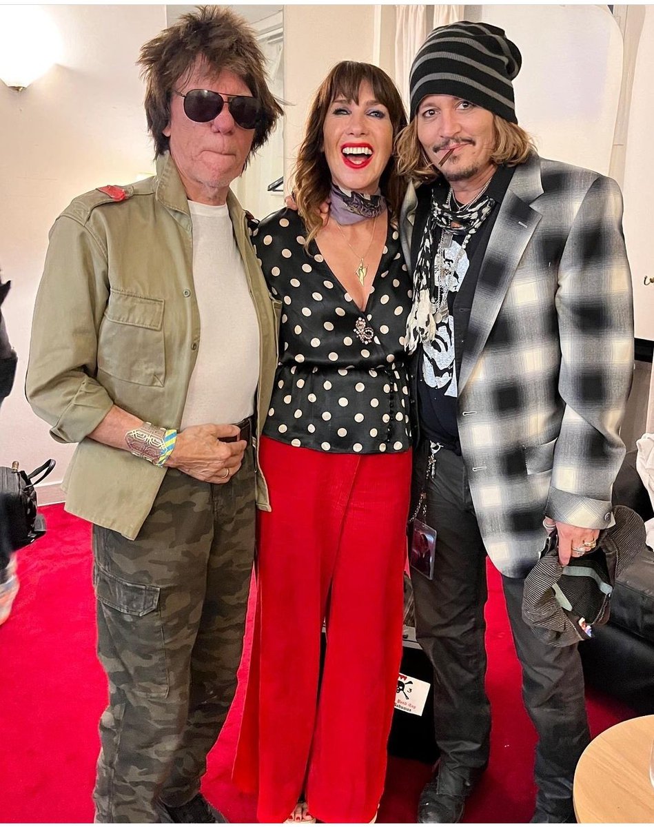 Izze1122's tweet photo. He is GLOWING #JohnnyDepp https://t.co/ShAxevMaXZ