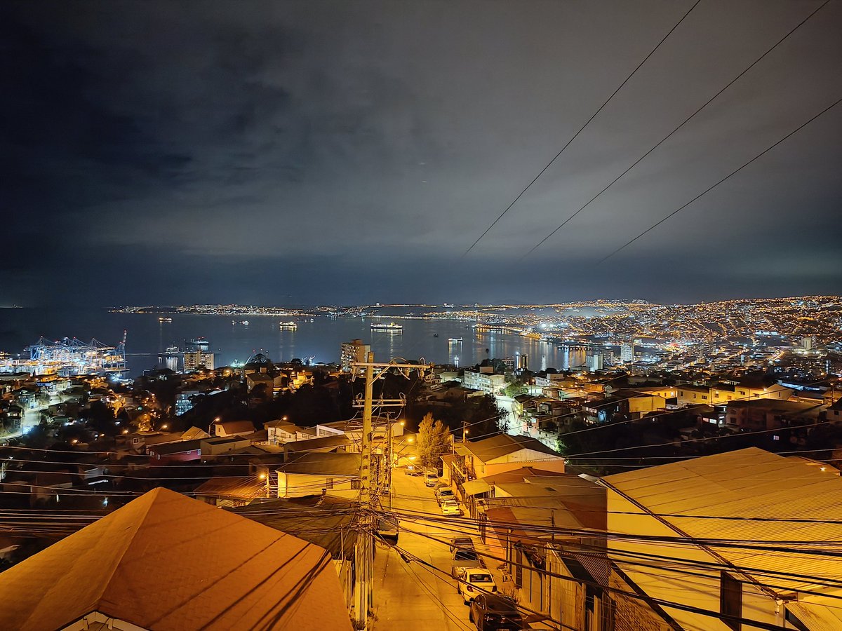 Hoy en el #DiaMundialDeLaBicicleta  cumplimos más de 10 años sin ni un solo kilómetro nuevo de ciclovía en #valparaiso, estamos tan cerca y a la vez tan lejos de Santiago.