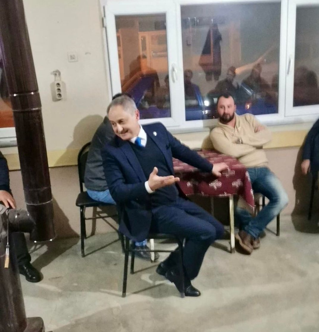 kemalist616's tweet photo. "Valla biz ne sosyete il başkanıyız ne sırça köşklerde yaşıyoruz ne de ağır abiyiz! Ben ağır abi değilim; makamda değiliz, sokaktayız!"
-Bora KÜÇÜKÇETİN @borakucukcetin
Memleket Partisi Tekirdağ İl Başkanı https://t.co/C4ZeJLJ2Vk