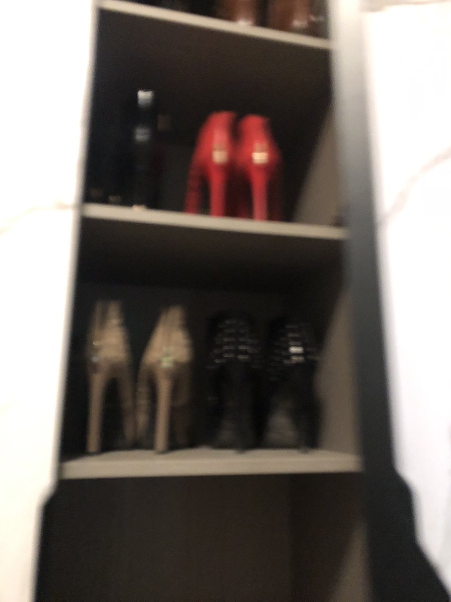 keq7e's tweet photo. 这谁受得了，谁能想到女主说话声音很温柔是个良家，还是俩孩子的妈妈 #骚货 #高跟鞋调教 #高跟鞋 #扫楼 https://t.co/u4HDkjhTUR