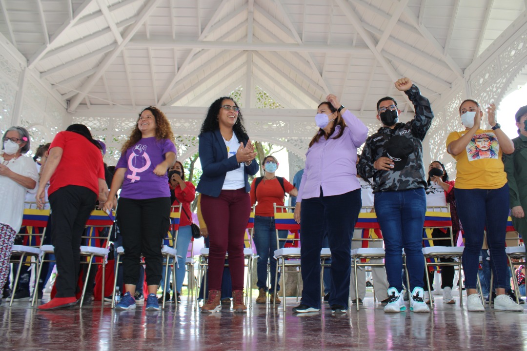 d_guzmanl's tweet photo. Mujeres que luchan y trabajan... Activas en cada rincón del país. https://t.co/2XgG11onrG