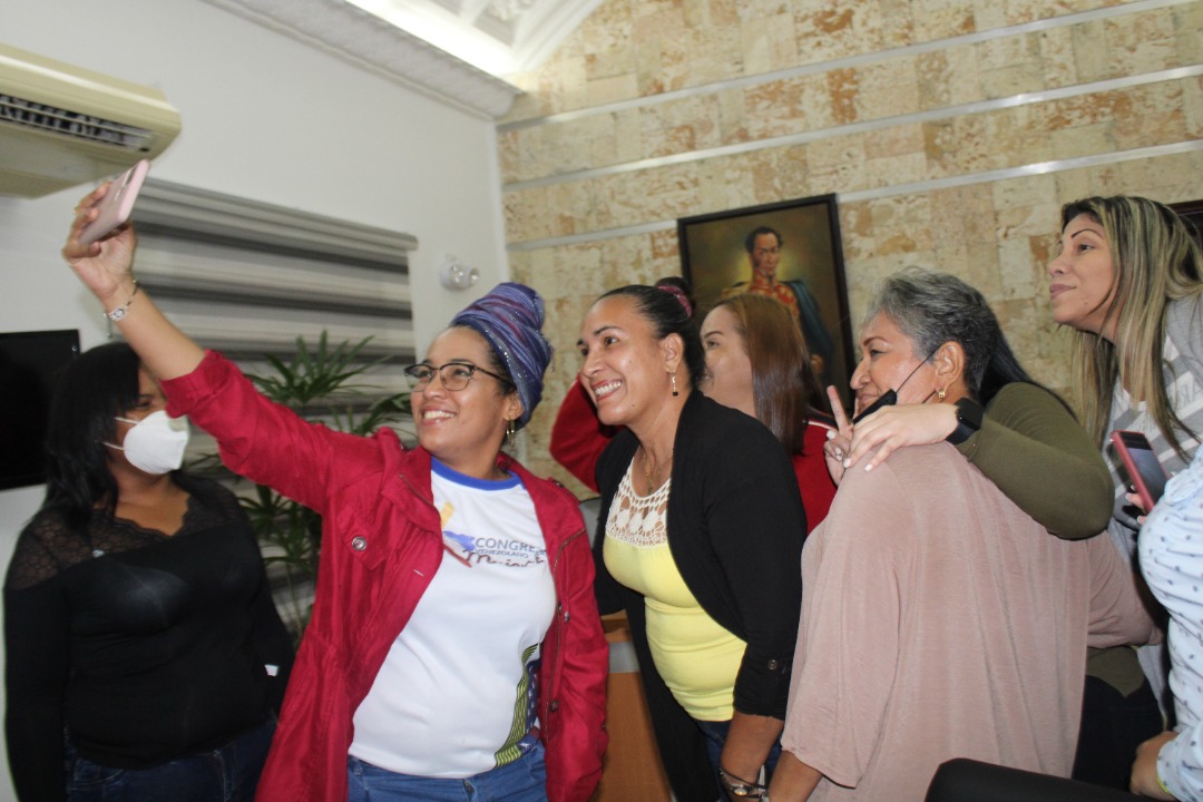 d_guzmanl's tweet photo. Mujeres que luchan y trabajan... Activas en cada rincón del país. https://t.co/2XgG11onrG