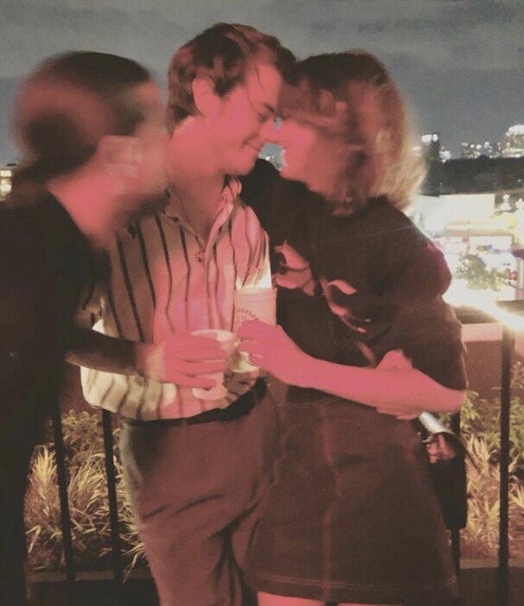thinkernatarlie's tweet photo. this picture of natalia dyer and charlie heaton. https://t.co/jBF3RopclQ