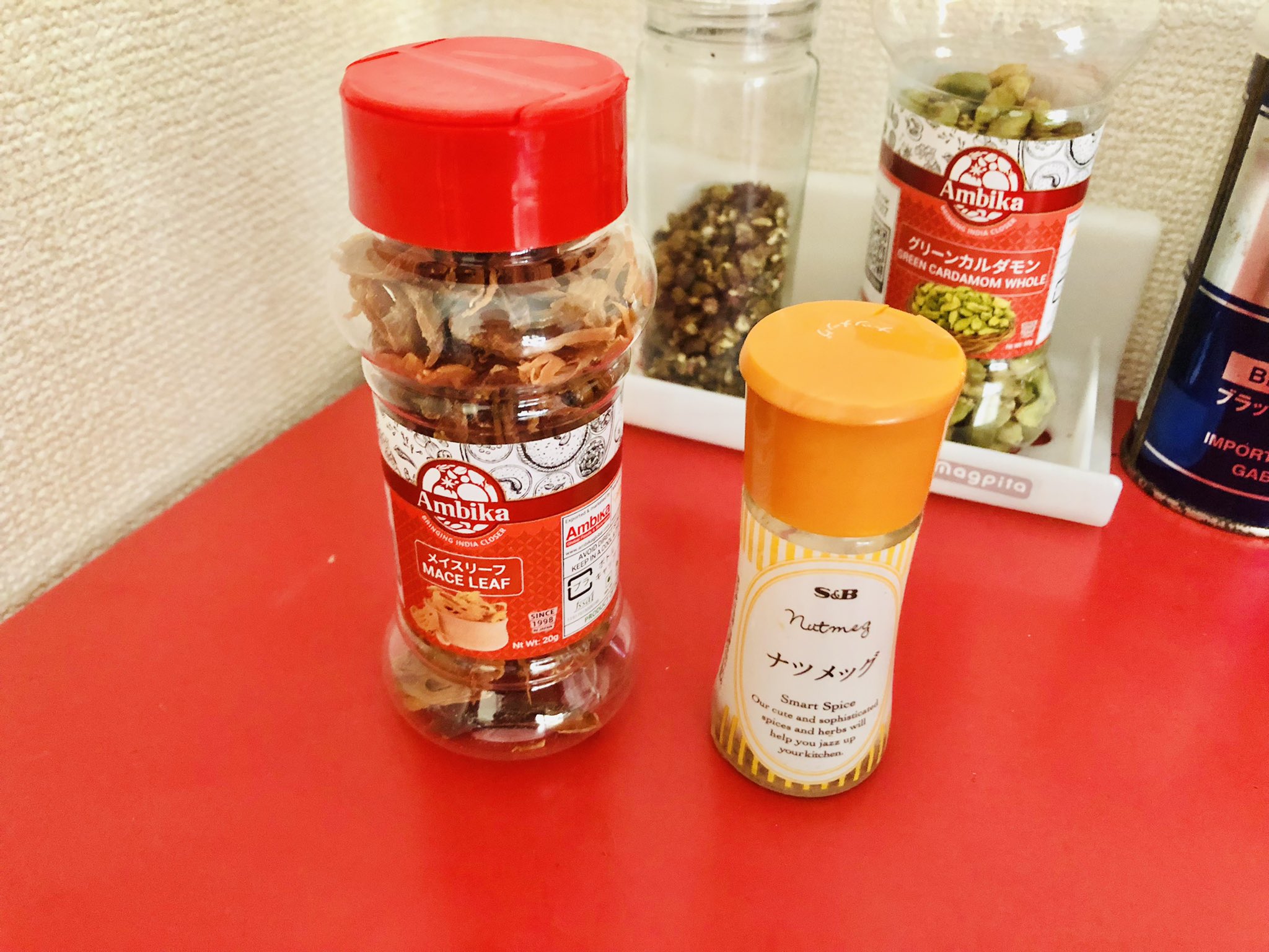 Hiro Morita Multilingualを目指すchef スパイスのメース メイス とナツメグは同じ植物から採れる フェヌグリークとカスリメティも同じ植物から採れる 同じ植物から採れるスパイスは味が似てるので代用品として使えるのが多い スパイスやハーブの世界は
