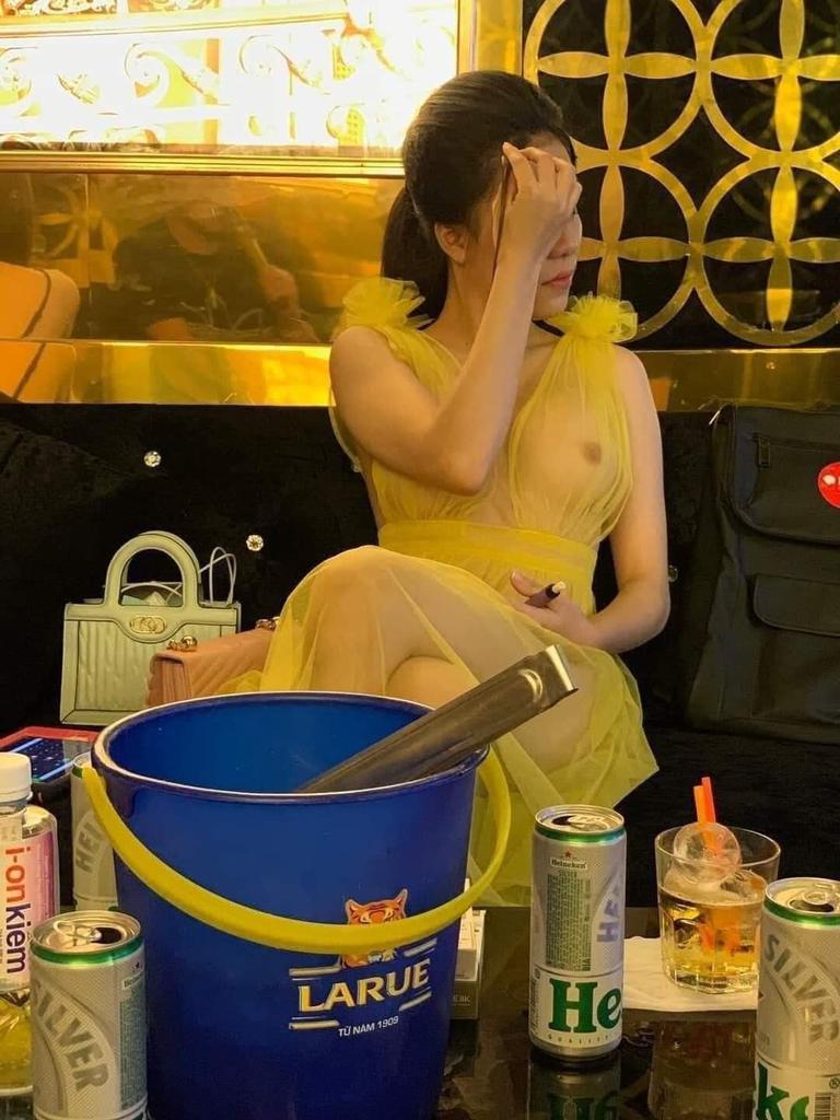 AsiaBeautiful1's tweet photo. Nhân phẩm ở đâu? 
Thuần phong mỹ tục ở đâu?
😡😡😡
Địa chỉ ở đâu? 😄 https://t.co/VhmpKqVIr2