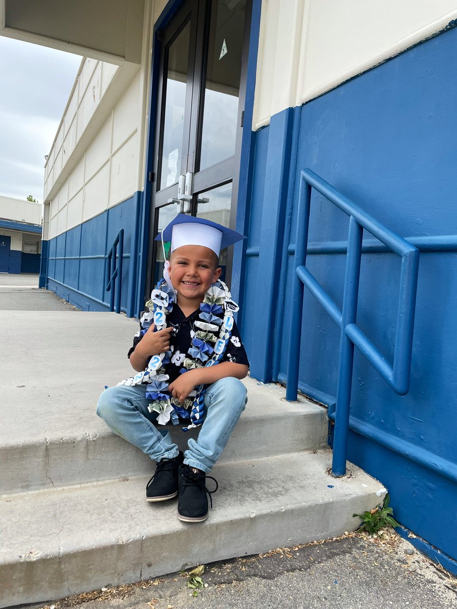 _itzoo's tweet photo. Kinder GRAD 🧑🏻‍🎓💙🥹 https://t.co/5bWqBpV1Zv