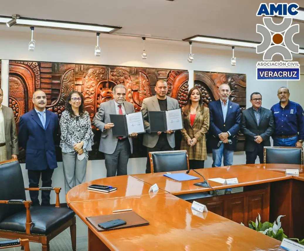 #ConvenioDeColaboración entre la #UniversidadVeracruzana (U.V.) y la Asociación Mexicana de la Industria de la Construcción A.C. Delegación Veracruz, (#AMICVeracruz). Firman el Rector Dr. Martín Gerardo Aguilar Sánchez y el Presidente AMIC el Ing. <a href="/CristianHTeczon/">Cristian H. Teczon Viccon</a>

#SomosAMIC