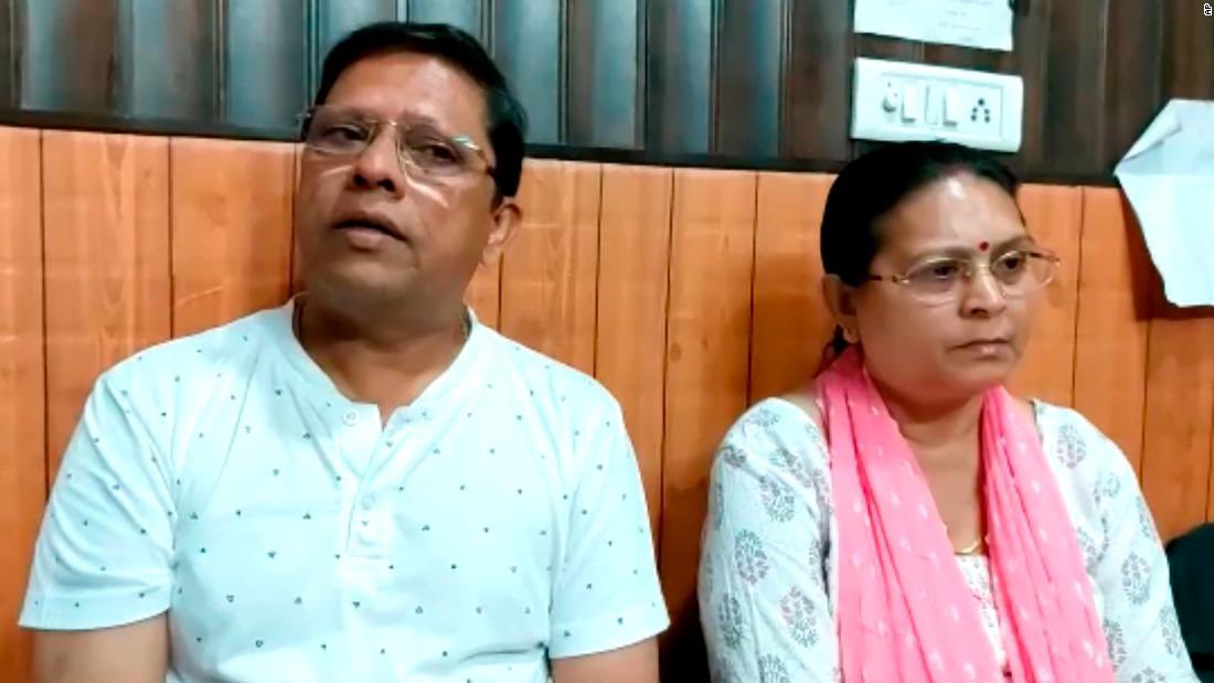 6ixbuzztv's tweet photo. #REPORT: An Indian couple are suing their only son for not giving them grandchildren… https://t.co/TeH0oFH7cT