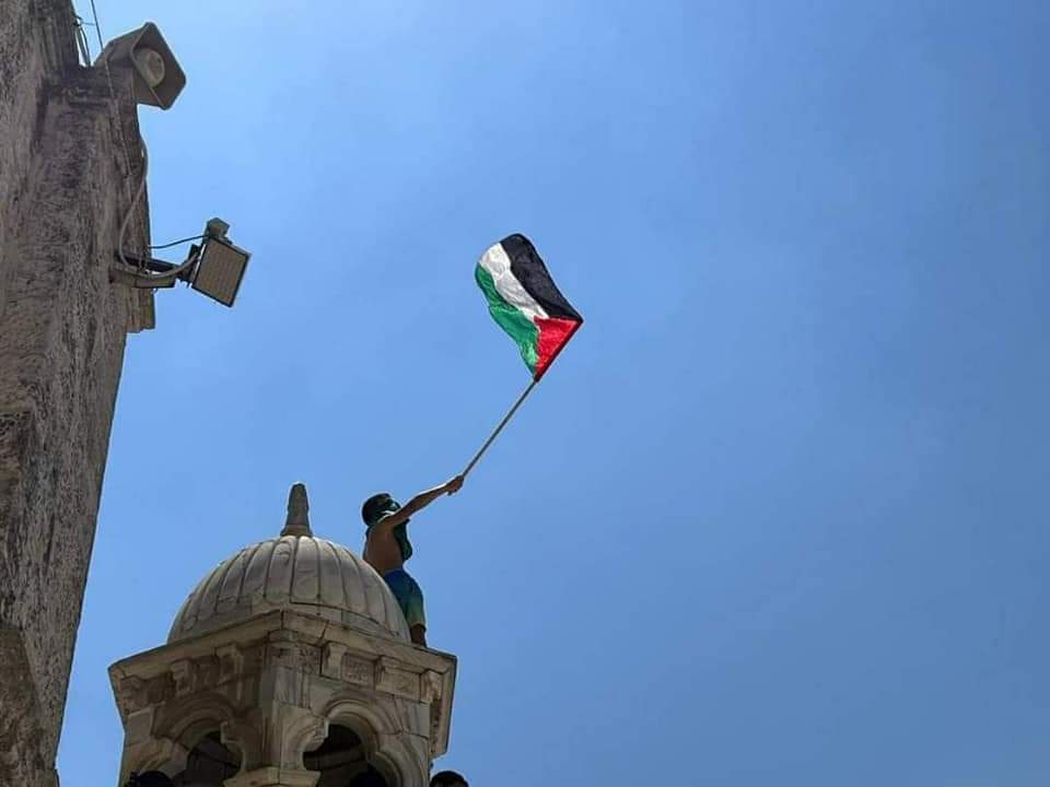 pbi_es's tweet photo. Jóvenes palestinos levantan las banderas palestinas en la mezquita de Al-Aqsa.
#Palestina libre. 🇵🇸 

#COAC2022Final #32Finales #TheBürsinBirthday #EufòriaTV3 #Sheriff https://t.co/u3WcwJsNKa