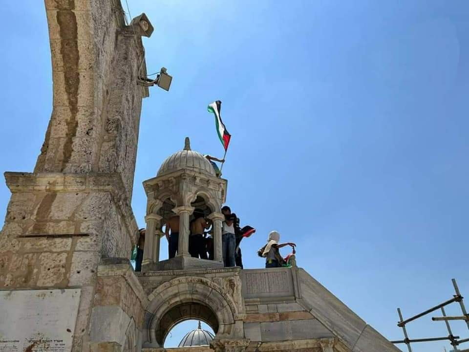 pbi_es's tweet photo. Jóvenes palestinos levantan las banderas palestinas en la mezquita de Al-Aqsa.
#Palestina libre. 🇵🇸 

#COAC2022Final #32Finales #TheBürsinBirthday #EufòriaTV3 #Sheriff https://t.co/u3WcwJsNKa