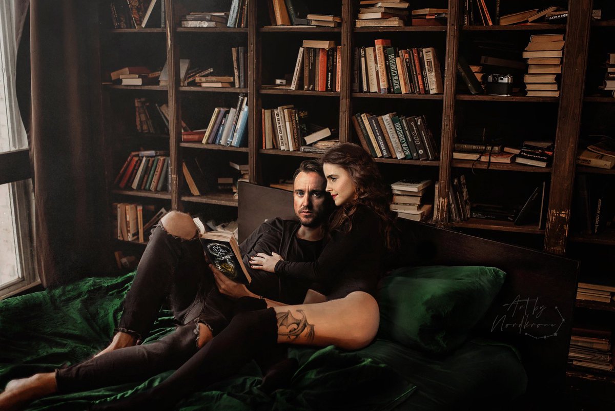 Vanni2407's tweet photo. Made a new Dramione fanart and I’m kinda obsessed 📚❤️

#dramione #dramionelover #dramioneedit #dramionefanart #harrypotter #slytherin #draco #hermione #bookshelf https://t.co/2Lmzq9cwTk