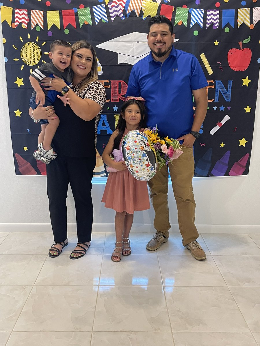 Lizziebby04's tweet photo. Alright.. here’s a few to start off. Father Time chill the hell out! My gorgeous girl is off to 1st Grade🙌🏻 #KinderGrad #MyGorgeousBrainiac #PittmanElementary https://t.co/D02Xvi1eki