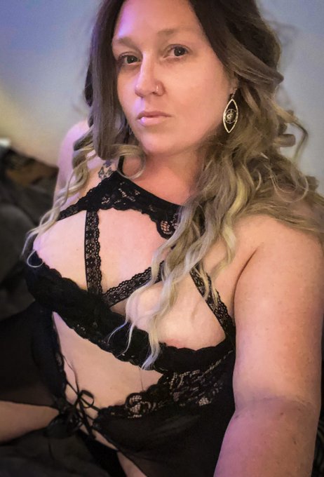 Sneak peek at the upcoming photoshoot, whos ready to see the final product?!? https://t.co/iFgwnEbCD<a href="/tag/newprofilepic"class="tags"><span>#newprofilepic</span></a>