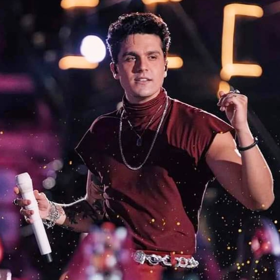 Sua existência é a resposta mais sincera para toda a pergunta quando a assunto é amor... ❤️ <a href="/luansantana/">Luan Santana</a>