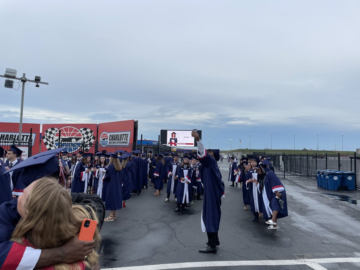 LCS_JBryant's tweet photo. Lining up! #classof2022 #crossingthefinishline #lcseagles @LincolnCharter https://t.co/CmVdXFl0BH