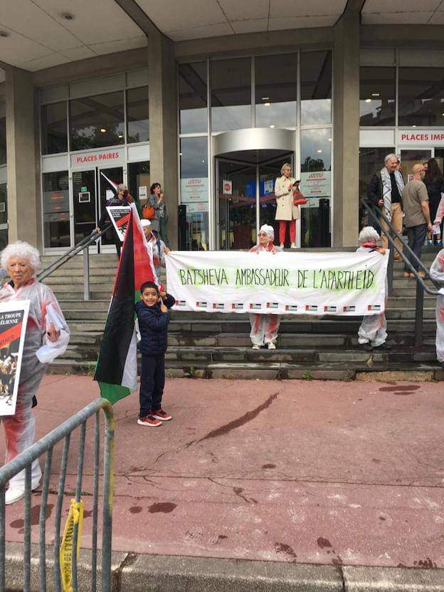 pbi_es's tweet photo. Activistas pro - palestina protestaron en la ciudad francesa de Lyon para denunciar la actuación del grupo de danza del apartheid Israel, Batsheva.
#PalestinaLibre
#savepalestine
#COAC2022Final #32Finales #TheBürsinBirthday #EufòriaTV3 #Sheriff https://t.co/SwLXpoGDUg