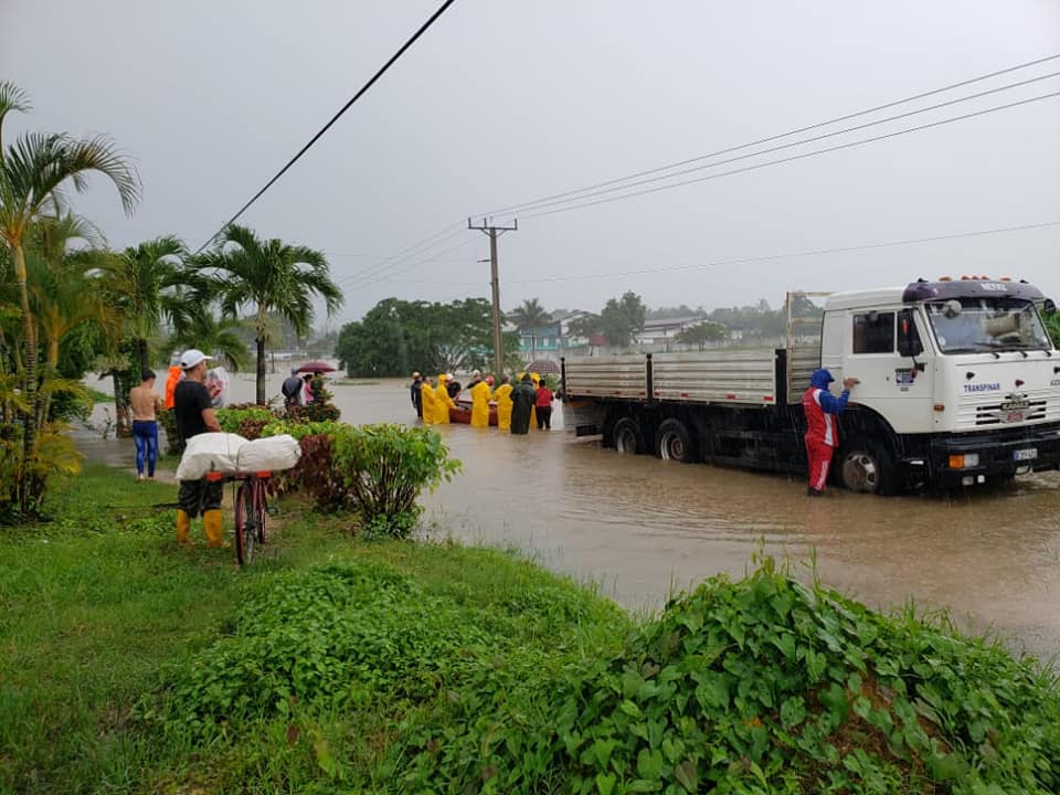 PartidoPCC's tweet photo. #Cuba En Pinar del Río las precipitaciones de las últimas horas y la alta saturación de humedad de los suelos por las lluvias de mayo han provocado inundaciones en lugares inusuales.
👉237 mm en la ciudad Pinar del Río en 28 horas.
👉 Consolación del Sur más de 280 en ese tiempo https://t.co/q4DYBrNIbX