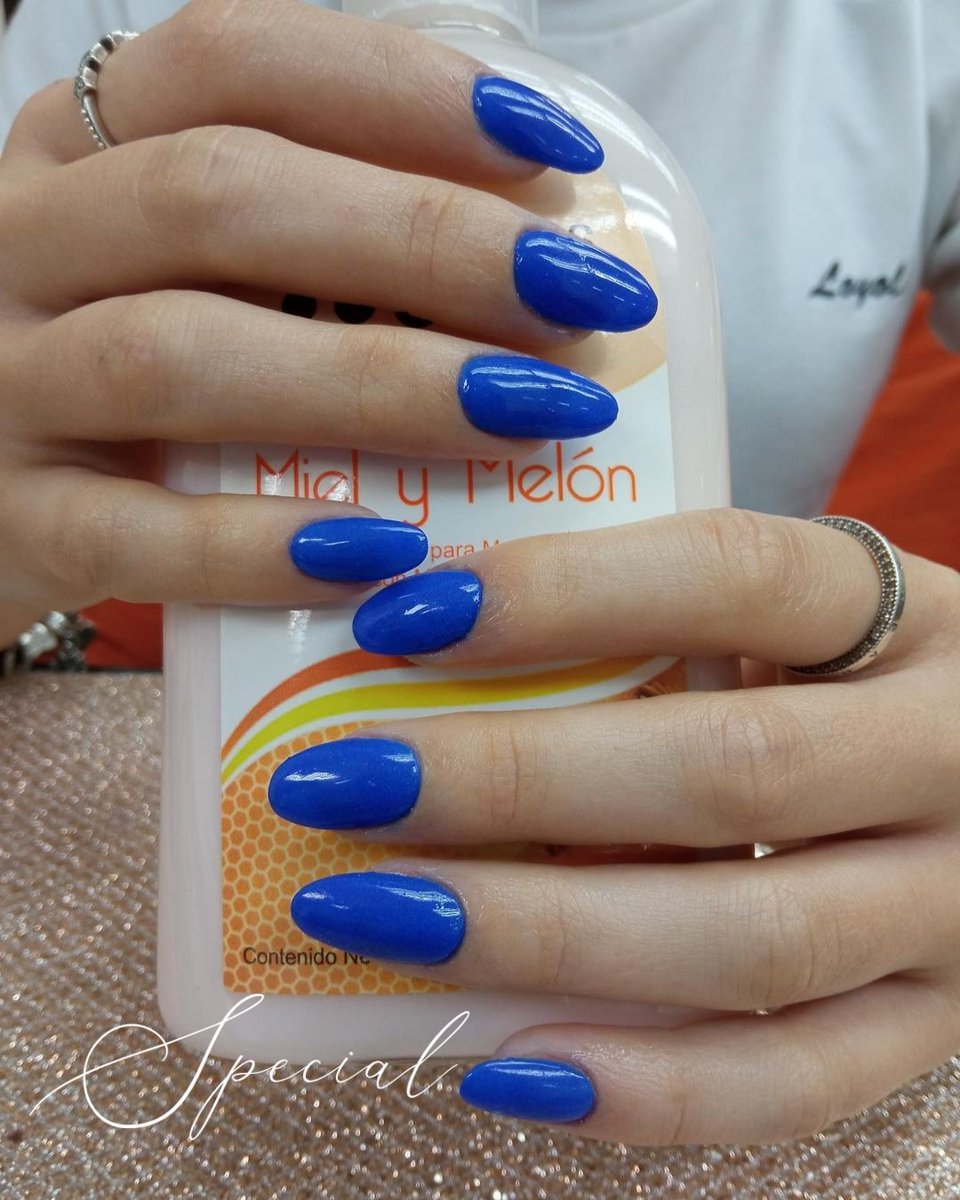 Una manicure a todo color también puede ser delicada.
Mira esta mani realizada en SpaManos La Trinidad.
 #𝙀𝙭𝙥𝙚𝙧𝙞𝙚𝙣𝙘𝙞𝙖𝙎𝙥𝙖𝙈𝙖𝙣𝙤𝙨

#franquicia #spa #prevención #manicure #pedicure  #nails #nailpolish