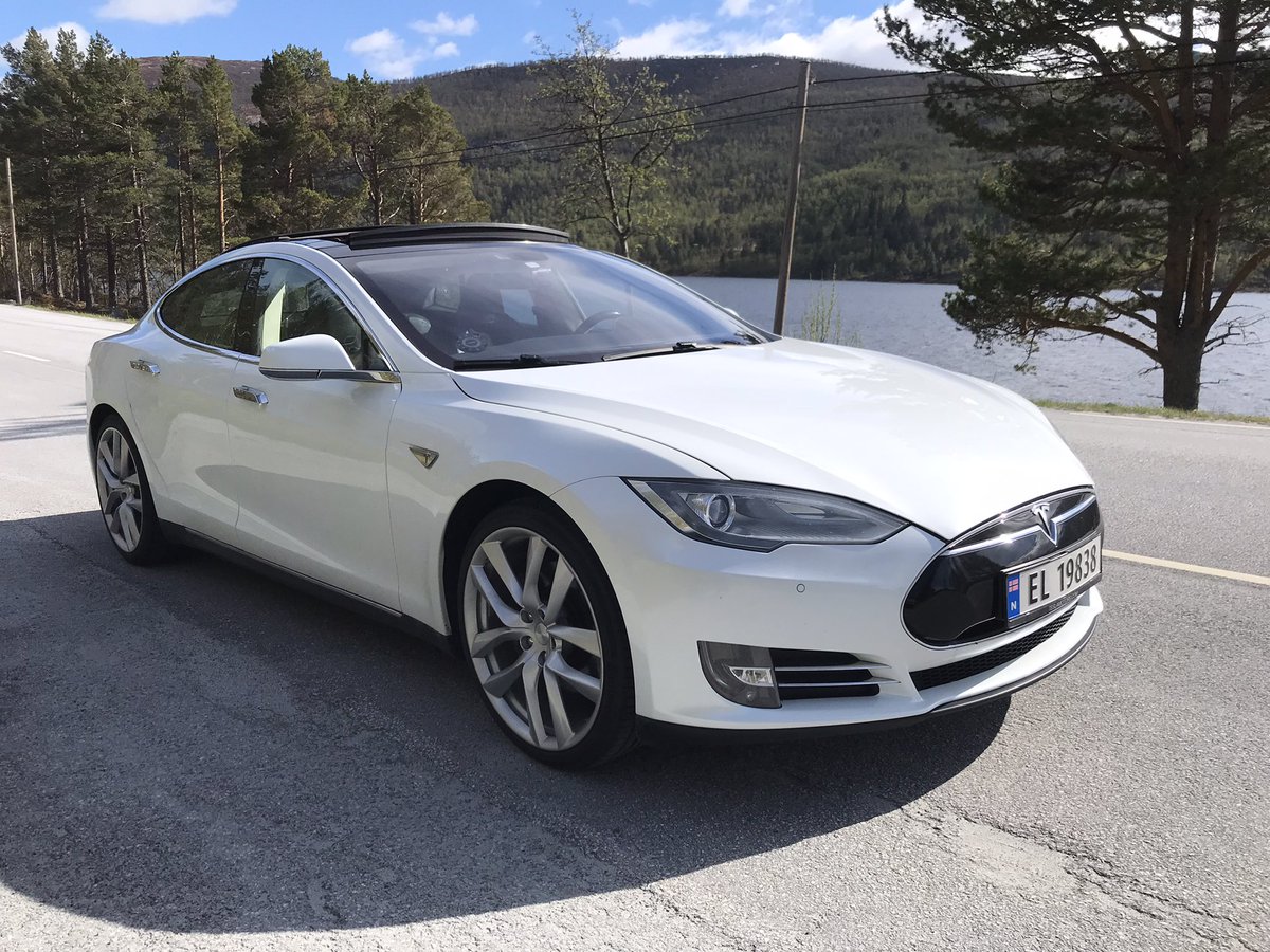 VigdisHA's tweet photo. Had a wonderful drive over the mountains to Flåm today in the beautiful weather - parts of the way with the sunroof open and hi-fi on at least 7-8 ! This car still makes me smile while driving it ! 9 yrs later! #teslasignature #teslamodels #tesla @Tesla @elonmusk #200000km today! https://t.co/Jd6hccZpYZ