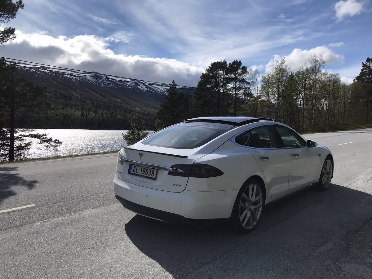 VigdisHA's tweet photo. Had a wonderful drive over the mountains to Flåm today in the beautiful weather - parts of the way with the sunroof open and hi-fi on at least 7-8 ! This car still makes me smile while driving it ! 9 yrs later! #teslasignature #teslamodels #tesla @Tesla @elonmusk #200000km today! https://t.co/Jd6hccZpYZ