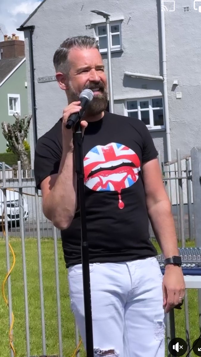 StevieDSinger1's tweet photo. Jubilee garden gig #gig #beard #bearded #beardedsinger https://t.co/vrxOtrAdek