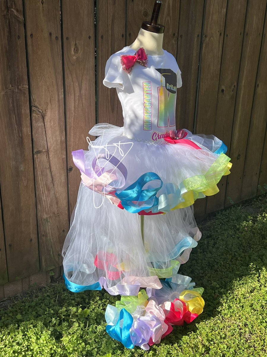hannajoy29's tweet photo. Custom 2022 Graduation ribbon tutu outfit #joydecordesigns #customtutusocks #customshirts #customtutu #customconverse #customdenimjacket #blackbusiness #fyp #foryourpage #classof2022 https://t.co/zY1b9VR3fF