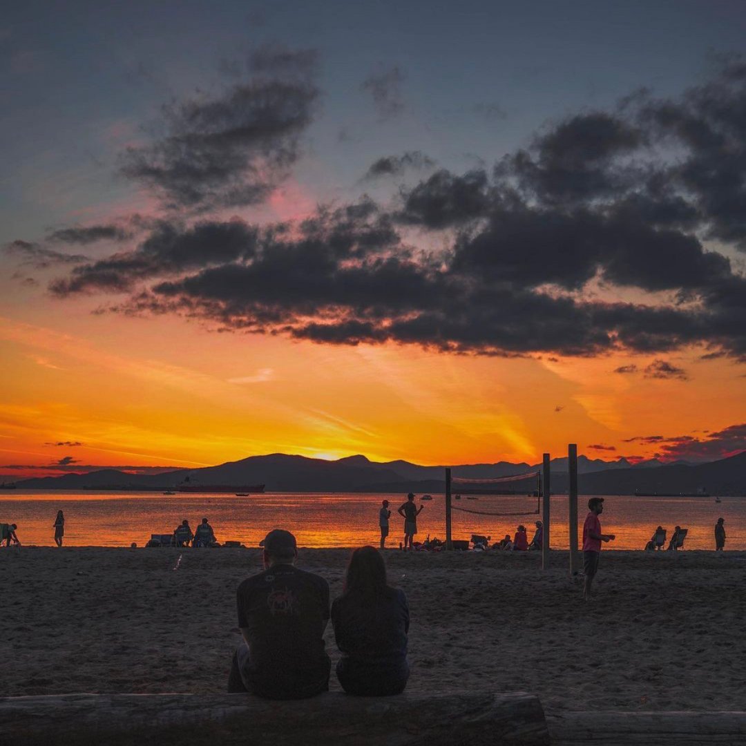 AbsoluteSpa's tweet image. Picturesque sunset in Downtown Vancouver 👀 Where's your favourite place to watch the sunset? 

Photo - @enchantedvancouver 

#absolutespa #vancouverviews #explorevancouver #vancouverbc #sunset