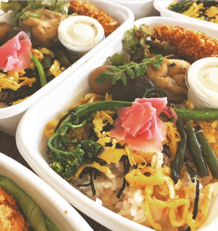 mixcafe4's tweet image. ある日のちらし寿司弁当

木の芽の香りがふわっと広がります様に

#ランチボックス
#mixcafe 
#北摂カフェ 
#北摂ランチ 
#テイクアウト
#キセラ川西
#川西能勢口 
#川西カフェ 
#川西ランチ 
#川西テイクアウト