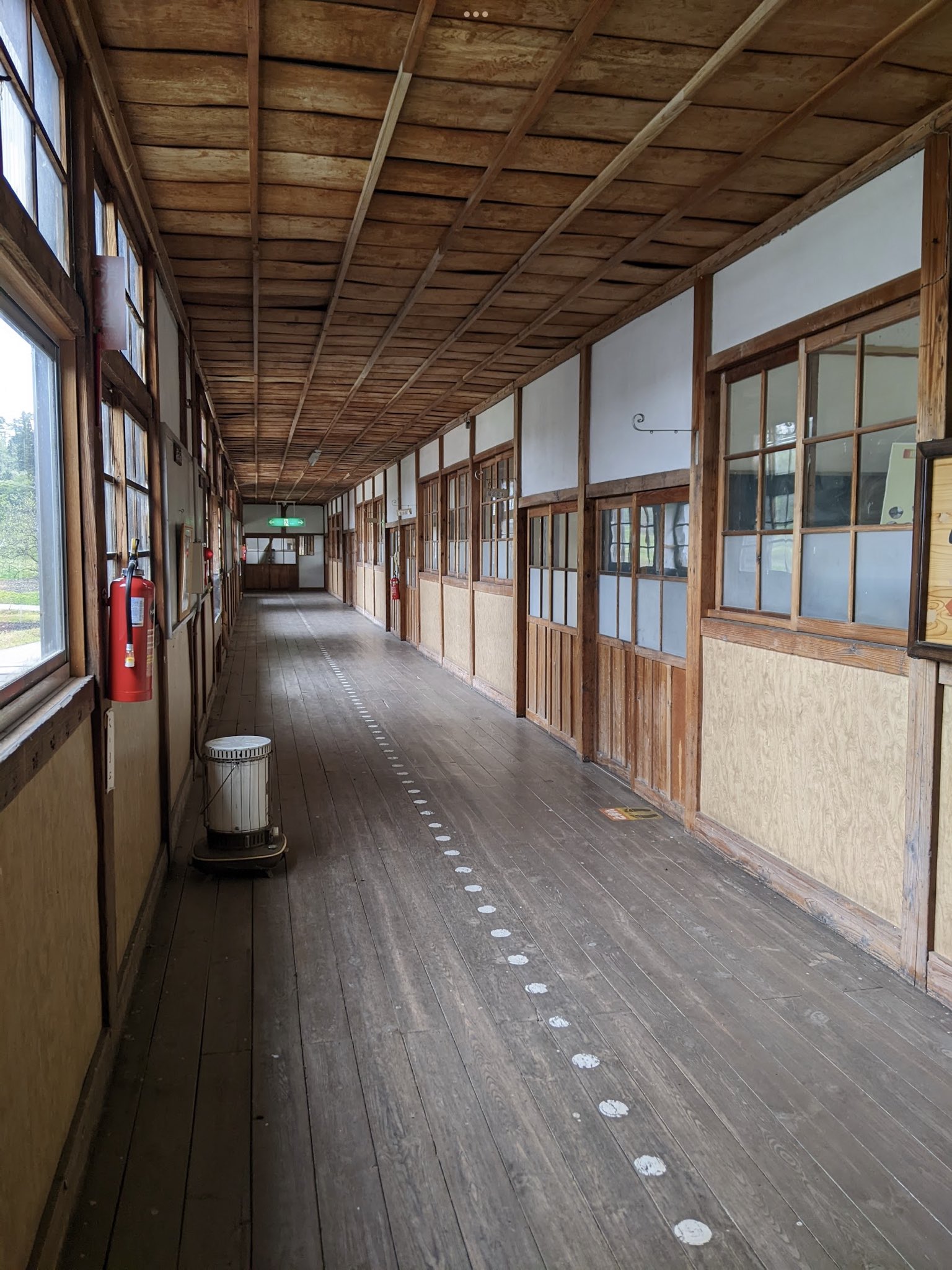 吉田豚桃 ホラーな雰囲気ある木造校舎を描きたくて木造校舎の模写したり自分で廃校の写真撮ったりしたのに 屋上のシーンがある ってだけで全て無駄に 鉄筋コンクリの内観に描き直さなきゃ 廃校の写真フリー素材にするから使いたい人いたら使って