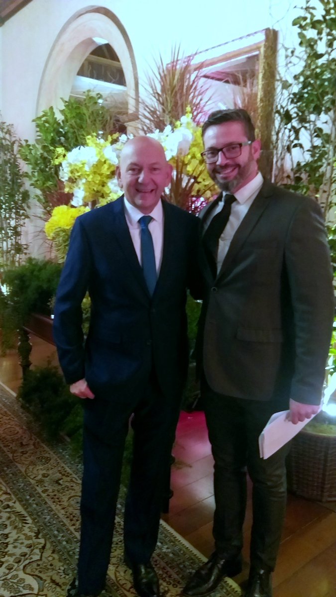 SedenirCD's tweet photo. Encontrei o @LucianoHangBr da @havanoficial que agraciado com a comenda Ordine Della Stella D'Italia!

#comenda #italia #brasil https://t.co/OvF19NvazR