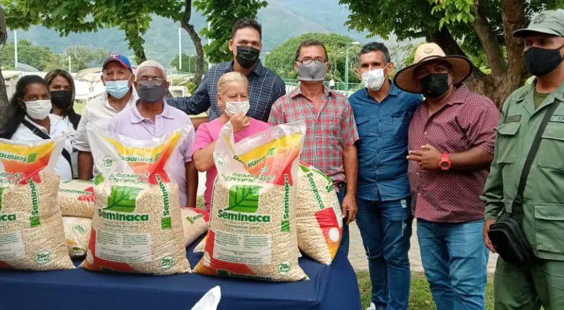 PSUVLoveraErik's tweet photo. 🌱 #Hoy #Jun03 //: Hacer de Miranda una potencia productiva es una de nuestras prioridades a través de la gestión de la Gobernación, por eso el día de hoy 140 productores fueron favorecidos con insumos para la siembra de maíz.

#Resistir
#Renacer
#Revolucionar
#PoderPopular https://t.co/kpQ76a2qFW