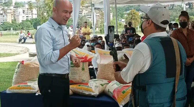 PSUVLoveraErik's tweet photo. 🌱 #Hoy #Jun03 //: Hacer de Miranda una potencia productiva es una de nuestras prioridades a través de la gestión de la Gobernación, por eso el día de hoy 140 productores fueron favorecidos con insumos para la siembra de maíz.

#Resistir
#Renacer
#Revolucionar
#PoderPopular https://t.co/kpQ76a2qFW