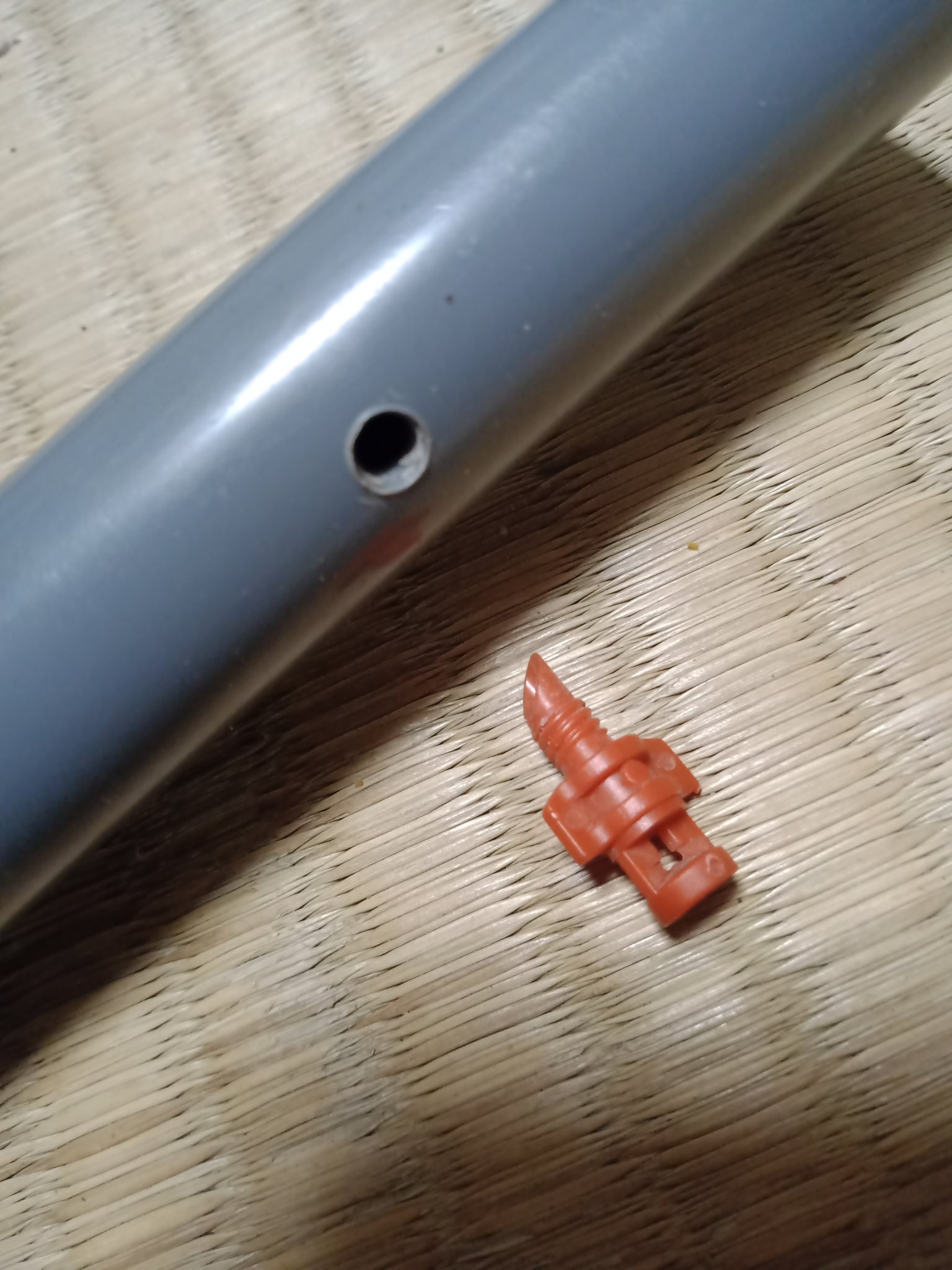 ゴロンドリナは黒いツバメ 散水ノズルを塩ビ配管にねじ込もうと思ったが プラスチックとプラスチック うまくねじ込めない まぁ当たり前か ねじ切らないとダメ Esp32 自作スマート農業 T Co 3le0wyqyny Twitter