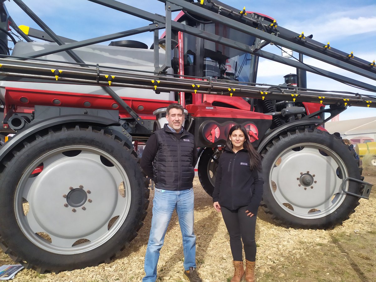 CropDigital_OK's tweet photo. #agroactiva2022 en la nueva etapa de #Favot 
Juntos Dario Criscenti gerente comercial y Maria Emilia Favot gerente de Marketing. Una tradicional Marca que vuelve al ruedo... https://t.co/hqqdaVcv1o