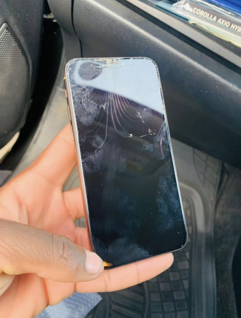 hatiperi_wacho's tweet photo. Iphone 11 pro max i think handinyatsoziwe hangu zvema phone but ndakaitengerwa namainini last month paBirthday bvayadonhedzwa  nemwana nezuro. I have forgotten the passcode but zvimwe zvese bhoo. Morning deal $140 kuchekeresa uku wangu sinhi rakachena iri. https://t.co/ObsFplBv8D