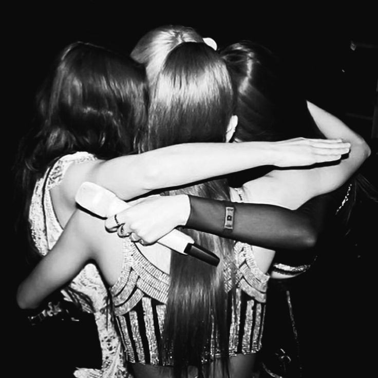 LalisaSunshine4's tweet photo. -Jennie: “sé qué esperan música nueva chicos, esperen un poco más”
-Jisoo: “espera un poco más Blink”
-Rosé: “quédate con nosotras Blink” 
-Lisa: “regresaremos pronto, espera un poco más”

BLINKS FIGHT FOR BLACKPINK #YGStopDelayingBLACKPINKMusic https://t.co/WTJaqxA7vc