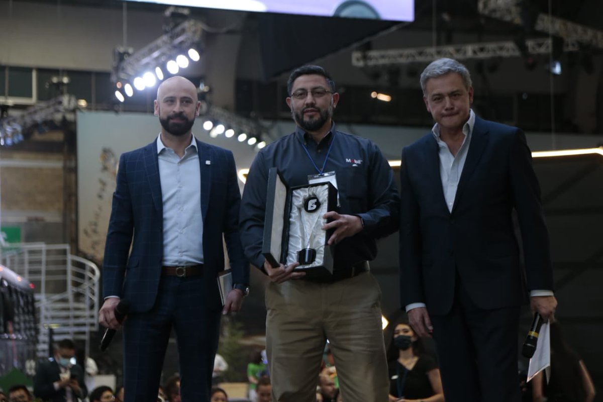 CANAPAT's tweet photo. Expo Foro Movilidad premia a los mejores stands de esta edición. 

¡Muchas felicidades!

Gracias a nuestros expositores que hicieron posible la gran fiesta del autotransporte de pasaje y turismo.

¡Nos vemos en 2024! 🎉📅

#ExpoForoMovilidad #MásDe100AñosTransportandoATodoMéxico https://t.co/N8cWZvIdcz