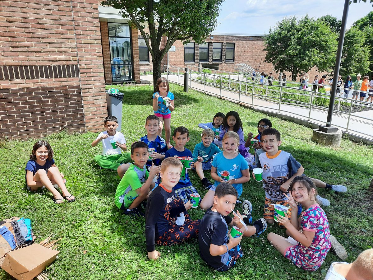 These foxes enjoyed some delicious Kona Ice today! Thank you to our fabulous PTO!