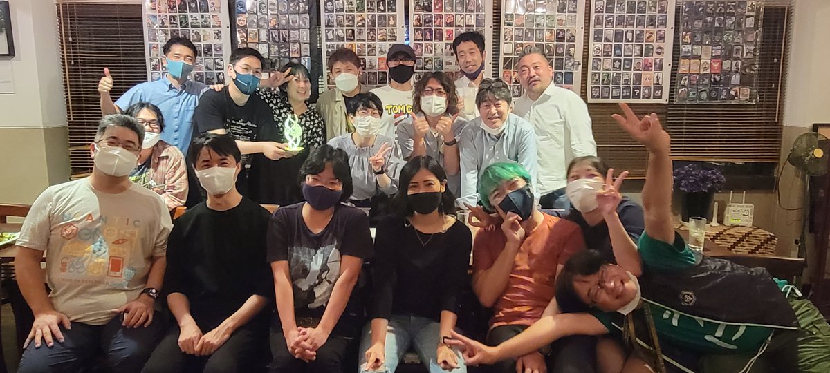 Fumi's tweet photo. 昨日は「なるなる会」ということでQuint Arrowにお邪魔しました。ドリンクは青と緑、壁にはbiocardと懐かしく、#Ingress エージェントの皆さんに久々にお会いできて嬉しかったです。

@chiaki415 さん、Niantic卒業おめでとうございます！ 幹事の @FindTheHiroT さん、ありがとうございました！ https://t.co/hmwETsOp4I